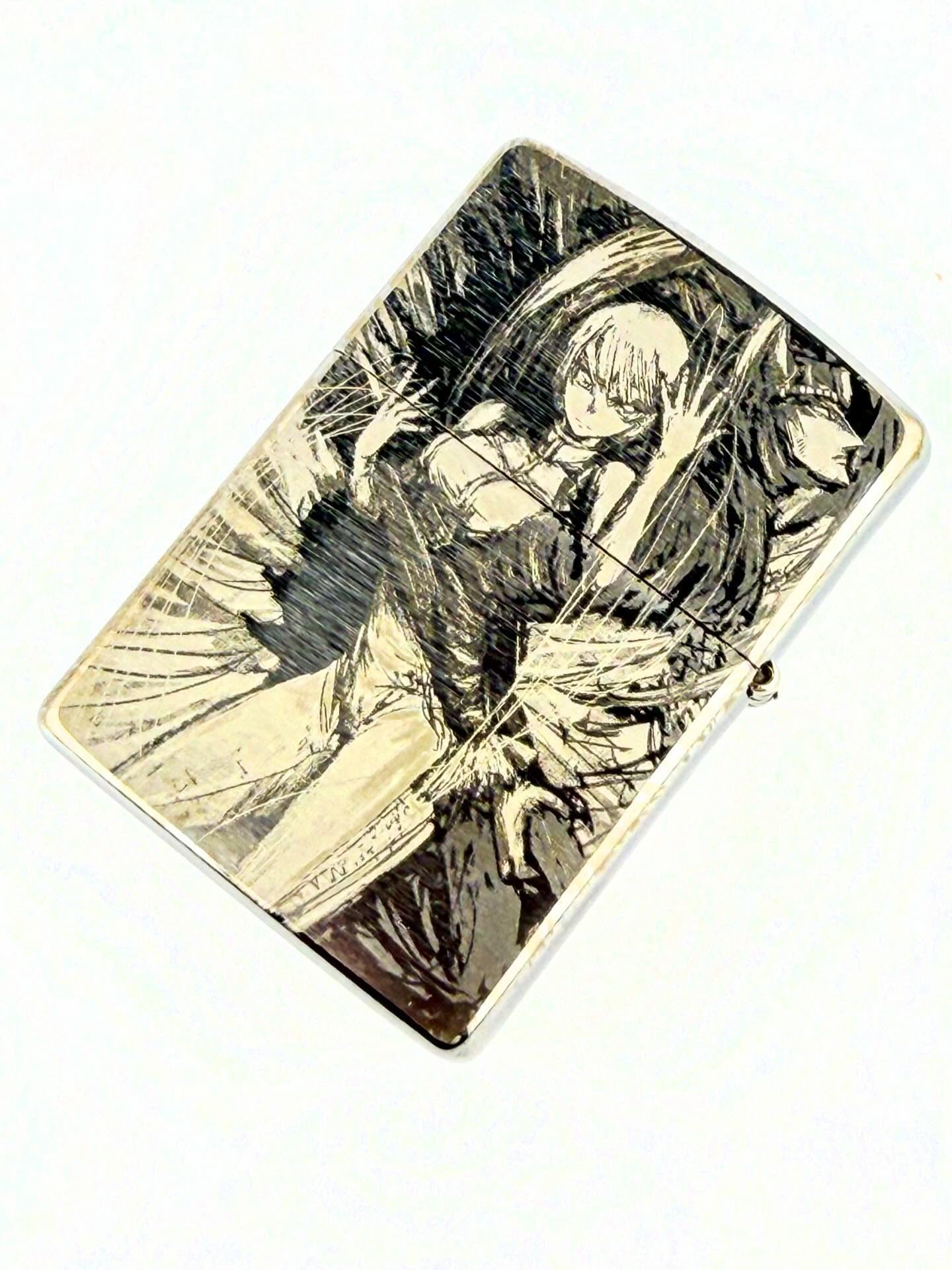 オリジナルジッポライター製作今回ご紹介するのは、オリジナルデザインのZippoライター!アニメ風のクールなイラストをレーザーエッチングで精密に刻み込みました。モノクロの陰影が美しく、まるでアートピースのような仕上がりこのデザインは、翼を広げたようなダイナミックなポーズのキャラクターをイメージ。細部までこだわって製作しています。あなただけのオリジナルZippoを作りませんか?好きなイラスト、写真、ロゴなど、何でもOK!ギフトにもピッタリです製作依頼や詳細はDMでお気軽にどうぞ。次世代技術で快適な生活を心を込めてお作りします!#Zippo #オリジナルライター #レーザーエッチング #アニメグッズ #カスタムメイド