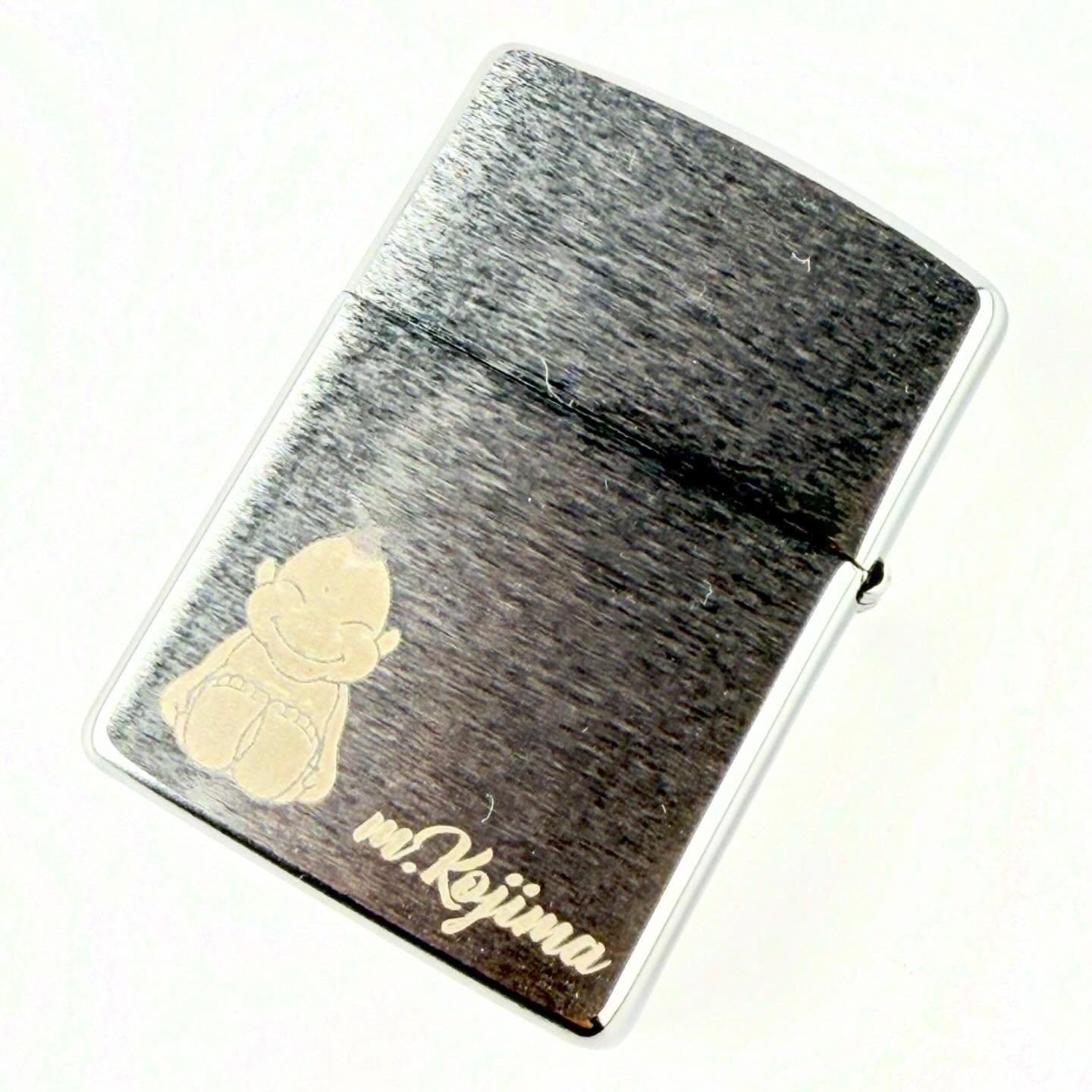 🖤 ブラックブラッシュのクールなZippoに、にこにこ笑顔の可愛い赤ちゃんが登場「m. Kojima」シンプルなのにほっこりするデザイン。小さな幸せや笑顔を運んでくれそうな一品です🙂ブラックボディにゴールドの刻印が映えて、カッコよさと可愛さが絶妙にマッチ!#Zippo #ジッポ #Zippoライター #mKojima #赤ちゃん 笑顔 ブラックZippo ブラッシュ仕上げ ベビー 可愛いライター コレクション ギフト お守り ほっこり メンズライター